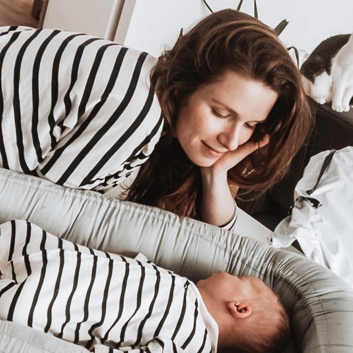 Maman et bébé qui dort