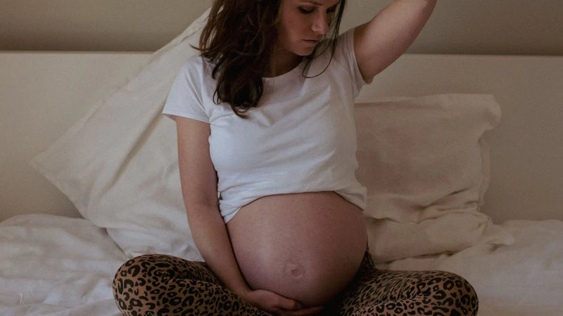 Femme enceinte entourée d'oreillers